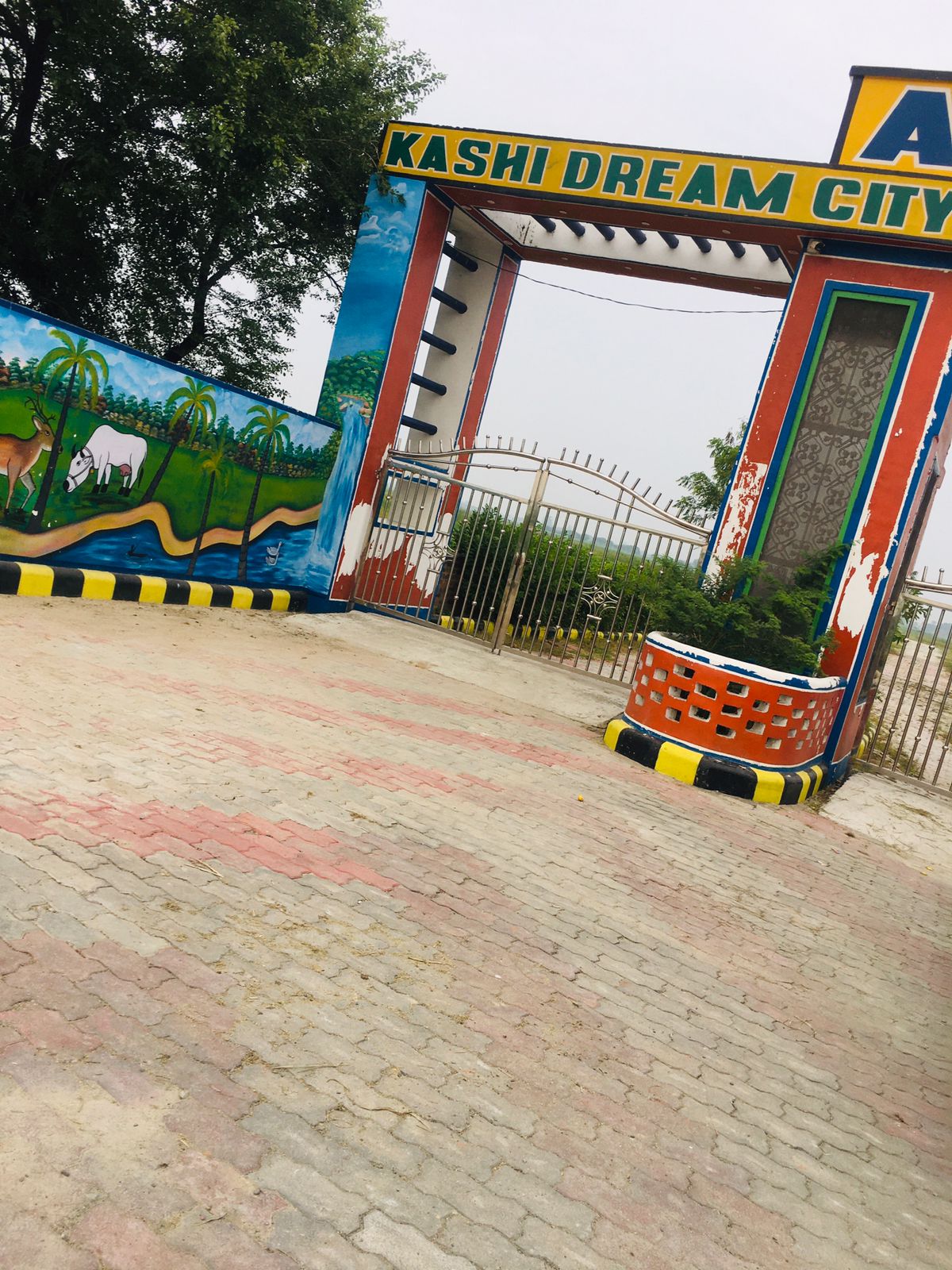 Varanasi ramnagar Delhi to Kolkata highway near Gurukulam physics shcool ke pass gatet society